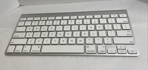 Apple Wireless Keyboard A1314 Bluetooth Tastatur Silber mit weißen Tasten getestet - Bild 1 von 12