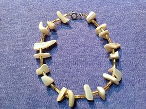 Grandmas Jewelry ~ Vintage Shell Island Bracelet Shimmery 7" - Picture 1 of 3