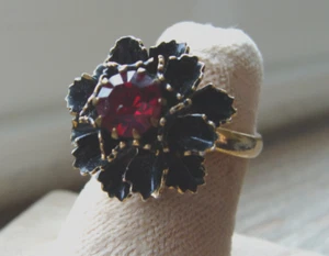 Vintage rot Glas Emaille schwarz geschichtet Stern Blume goldfarben Cocktail Ring 5 Adj - Bild 1 von 24
