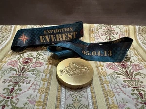 Run Disney Expedition Everest Challenge Kompass Rennen Medaille Schlüsselband 2013 - Bild 1 von 14