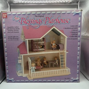 De colección 1986-1988 Tiny Blessings Playhouse Incluye 8 Muñecas Muebles Bandai En Caja - Imagen 1 de 24