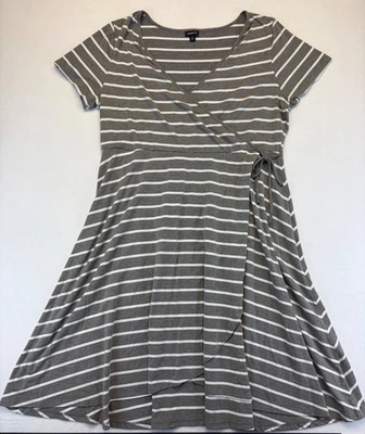 Vestido torrido gris jaspeado blanco a rayas con sobrepelliz manga corta imitación envoltura 2X corbata Foto 1 de 4