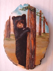 SCHWARZBÄRENJUNGES KLETTERBAUM - HOLZPLATTENPLAKETTE - HANDBEMALT - Bild 1 von 1
