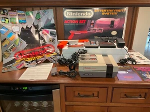 NES Action Set Nintendo Entertainment System Console CIB completo di scatola testato - Foto 1 di 23