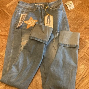 NWT Celebrity Ace Jeans Juniors' Blue Denim Jeans Size 5/27 Distressed by Design - Picture 1 of 21
