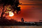 Die Silhouette eines Paares genoss den Sonnenuntergang der Insel Koh Rong Samloe
