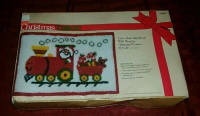 CARON РОЖДЕСТВО ЭКСПРЕСС ЗАЩЕЛКА КРЮК КОВЕР НАБОР СТЕНЫ ВИСЯ СОВЕРШЕННО НОВЫЙ 1981 ПОЕЗД NIB - Изображение 1 из 3