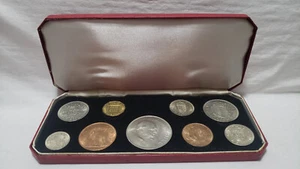 1965 Regno Unito Royal Mint Regina Elisabetta II Set di 9 monete esemplari pre-decimali con O. Custodia - Foto 1 di 23