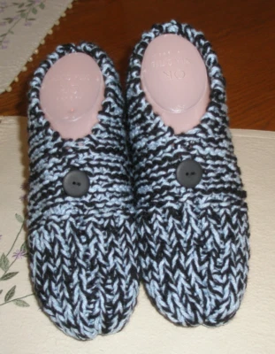 MUJER TEJIDA A MANO ~ ZAPATILLAS HOMBRE TALLA - GRANDE 10 - 11 con UN BOTÓN ~ NUEVAS Foto 1 de 4