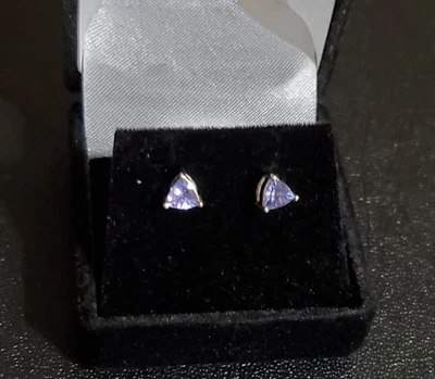 Серьги-гвоздики из белого золота 14 карат с танзанитом - Изображение 1 из 4