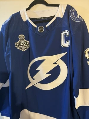 Camiseta autografiada por Steven Stamkos de Tampa Bay con parche de copa Stanley Foto 1 de 4