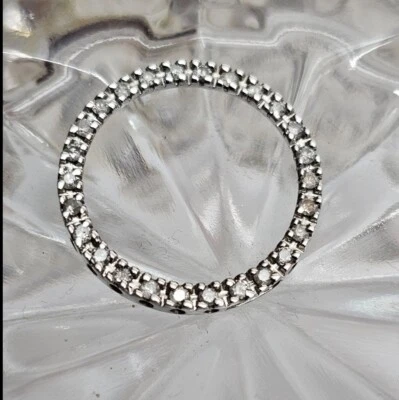 Colgante de oro blanco de 10 quilates 1/9 tw 0,11 quilates diamante círculo abierto deslizable delicado  Foto 1 de 4