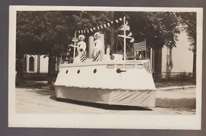 rppc c1918 ww1? Parata Patriottica SAILOR BOYS Costumi BATTAGLIA GALLEGGIANTE Bandiere B3 - Foto 1 di 3