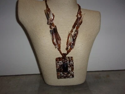 Collar concha/cuentas N113. Grande cuadrado tono tierra con ctr. negro piedra. Foto 1 de 2