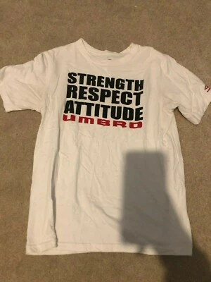 Camiseta blanca Umbro "Strength Respect Attitude" para niños talla mediana (10-12) Foto 1 de 3