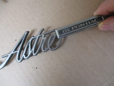 Pontiac Astre emblem 3 pushon mount pins P/n. 738996 7.5 long 1.75 tall man cave - Imagem 1 de 4