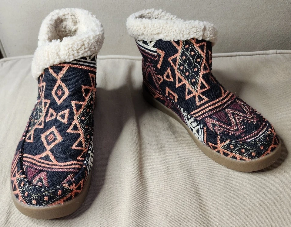 Botas al tobillo Sanuk para mujer con estampado azteca Ojai Sherpa Bootah talla 6 Foto 1 de 4