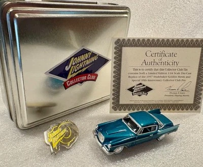 Studebaker Hawk 1957 - Collectors Club Tin + Pin - Johnny Lightning 1:64 Box Set - Image 1 of 3