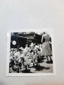 Foto instantánea vintage de los años 50 en blanco y negro 2 1/4" x 2 1/4" niños trycles parade PB63 - Imagen 1 de 1