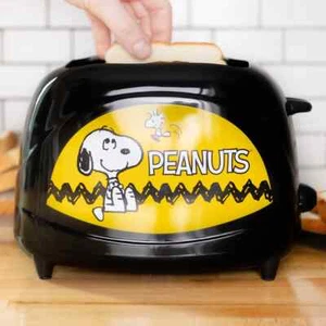 Uncanny Brands Peanuts Snoopy Toaster - Picture 1 of 5