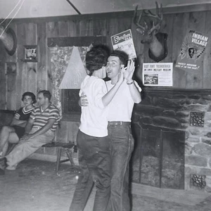 Fotografía instantánea vintage en blanco y negro fiesta de baile de los años 50 Rocky Ridge Ranch NY - Imagen 1 de 12