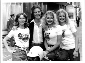 1977 Pressefoto Motorradass Barry Sheene mit Modellen zur Förderung der Sicherheit 6x8 - Bild 1 von 2