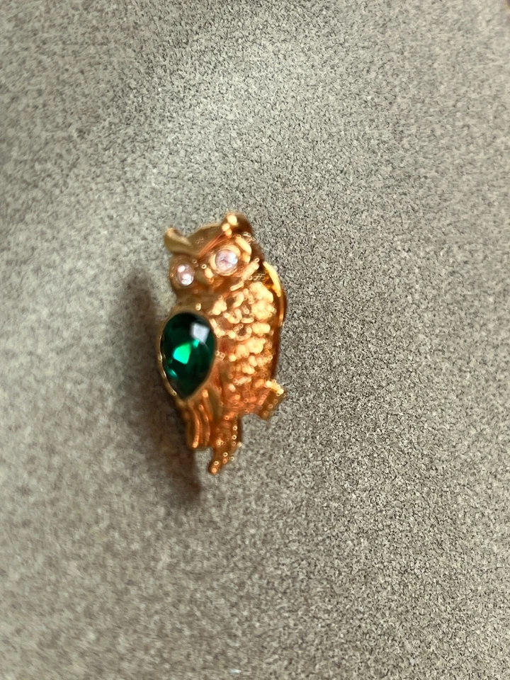 De colección Firmado Avon Búho Dorado con Cuerpo de Estrás Verde y Ojos Blancos Solapa Sombrero Foto 1 de 4