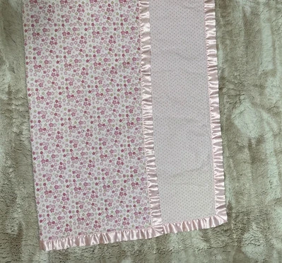 Детское одеяло Child of Mine Carter's из розовой фланели с цветочными точками хлопковая атласная отделка - Изображение 1 из 4