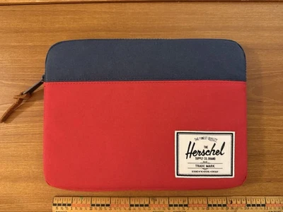 Herschel Supply Co. iPad Mini Tablet Estuche Cremallera Bolsa Forrada de Vellón Rojo y Azul Marino Foto 1 de 4