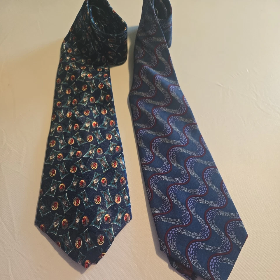 Lote de duas gravatas masculinas Oleg Cassini fabricadas nos EUA. Bom estado.  - Imagem 1 de 3