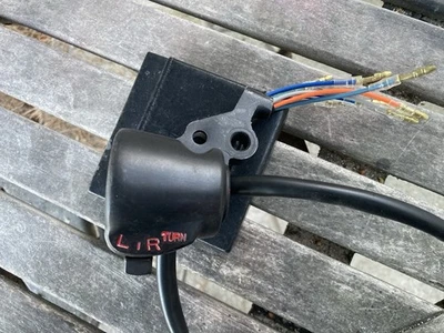 Honda 1975-76 - CB200T, CB125S S2 - Señal de giro del manillar, controles de atenuación y bocina Foto 1 de 4