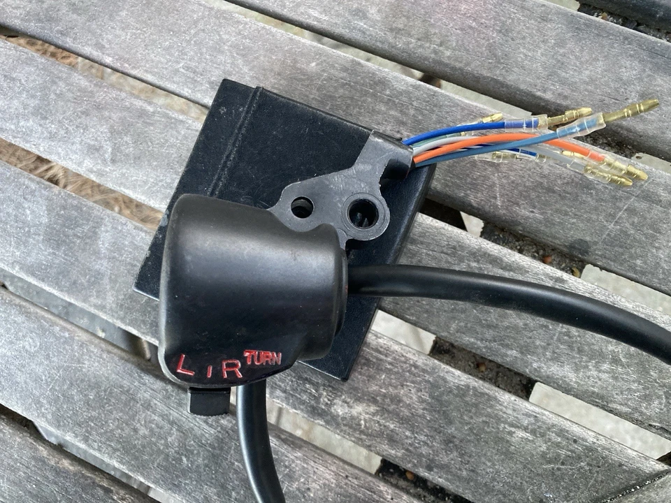 1975-76 Honda - CB200T, CB125S S2 - Controles de seta, escurecimento e buzina do guidão - Imagem 1 de 4