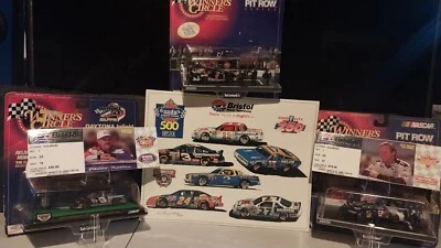 1:64 Winner's Circle Pit Row and Victory Infield Collection Lot - Image 1 of 4