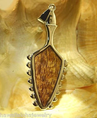 COLGANTE CLUB GUERRERO DIENTES DE TIBURÓN HAWAIANO LEI O MANO MADERA KOA LATÓN RODIO 24 MM Foto 1 de 4
