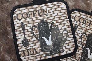 2er SET KÜCHE TOPFLAPPEN Schwarz Biege Weiß Kaffeekannen Gesteppt 7 X 7 Neu - Bild 1 von 3