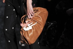 Miu Miu S/S 2010 Runway nackte Frau rosa Leder Pin ~ neu im Karton ~ - Bild 1 von 8