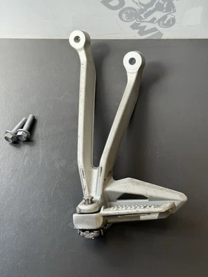 Colgador reposapiés izquierdo TRIUMPH STREET TRIPLE - 765R 765RS T2081987 2017-19 Foto 1 de 4