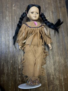 Bambola Vintage Nativi Americani Porcellana Volto Prime Nazioni Indiana Supporto 16" - Foto 1 di 4