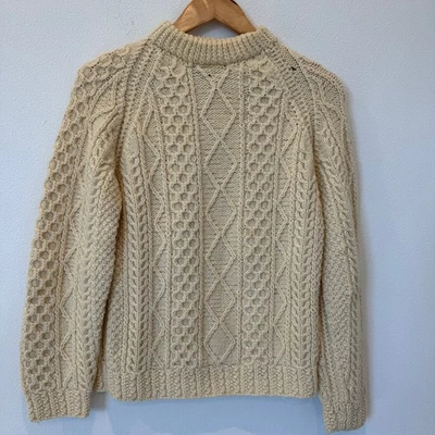 Suéter de malha Bloomingdale's vintage tricô à mão lã irlandesa creme pescador cabo - Imagem 1 de 4