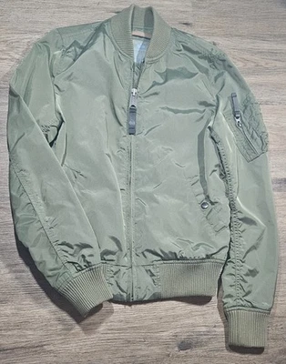 Chaqueta de bombardero Alpha Industries verde militar para mujer talla mediana Foto 1 de 4