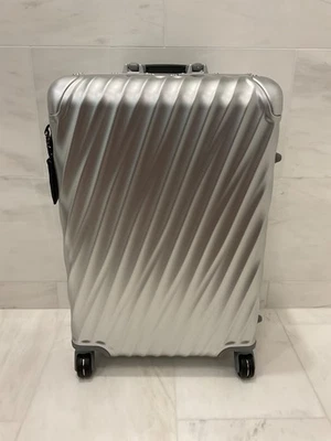 NUEVO Estuche de Embalaje Tumi 19 Grados ALUMINIO 26.0” VIAJE CORTO 4 Ruedas - PLATEADO - A Foto 1 de 4