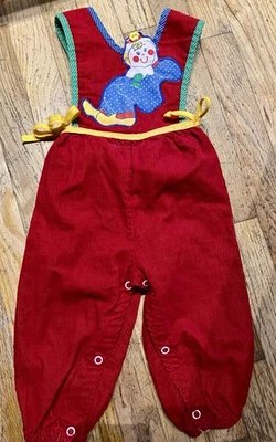 Mono de pana rojo hilado Doe vintage payaso babero aplique 12 meses niño niñas broches de presión Foto 1 de 4