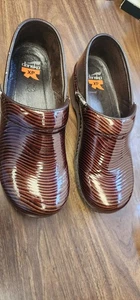 Zueco Dansko Pro XP antideslizante remolino charol talla 40 único 9/9,5 - Imagen 1 de 10