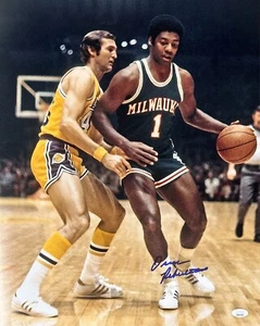 Oscar Robertson Signed Autographed Photo 16x20 JSA Authenticated 5 - Picture 1 of 2