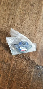 2010 2010-11 NHL PREMIERE PRAGUE PIN BOSTON BRUINS PHOENIX COYOTES NEVER SOLD  - Picture 1 of 1