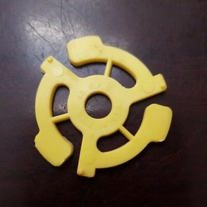 Ein Kunststoff gelb Spindel Adapter 45 U/min Schallplatten Aufrasten - Bild 1 von 1