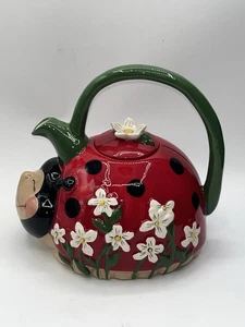 Blue Sky Clayworks Coccinella Teiera Ceramica Erica Goldminc Rosso Verde Nero - Foto 1 di 12