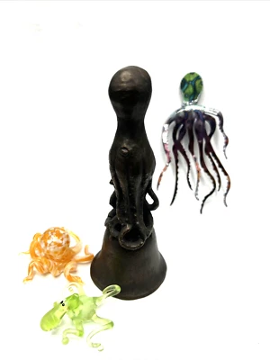 Campana de pulpo de hierro fundido metal desgastado acabado bronce y amigos lote e imán Foto 1 de 4