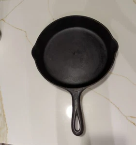 Griswold no 8 Cast Iron Skillet Heat Ring Double Pour Erie PA 704 - Picture 1 of 9