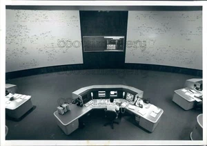 1995 Press Photo Energy Management Control Center Boston Edison - Picture 1 of 2
